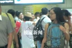 何炅机场爆料视频,揭秘明星幕后趣事