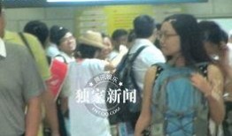 何炅机场爆料视频,揭秘明星幕后趣事