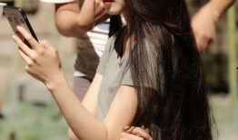 张彩玲爆料外国老公视频,引发网友热议